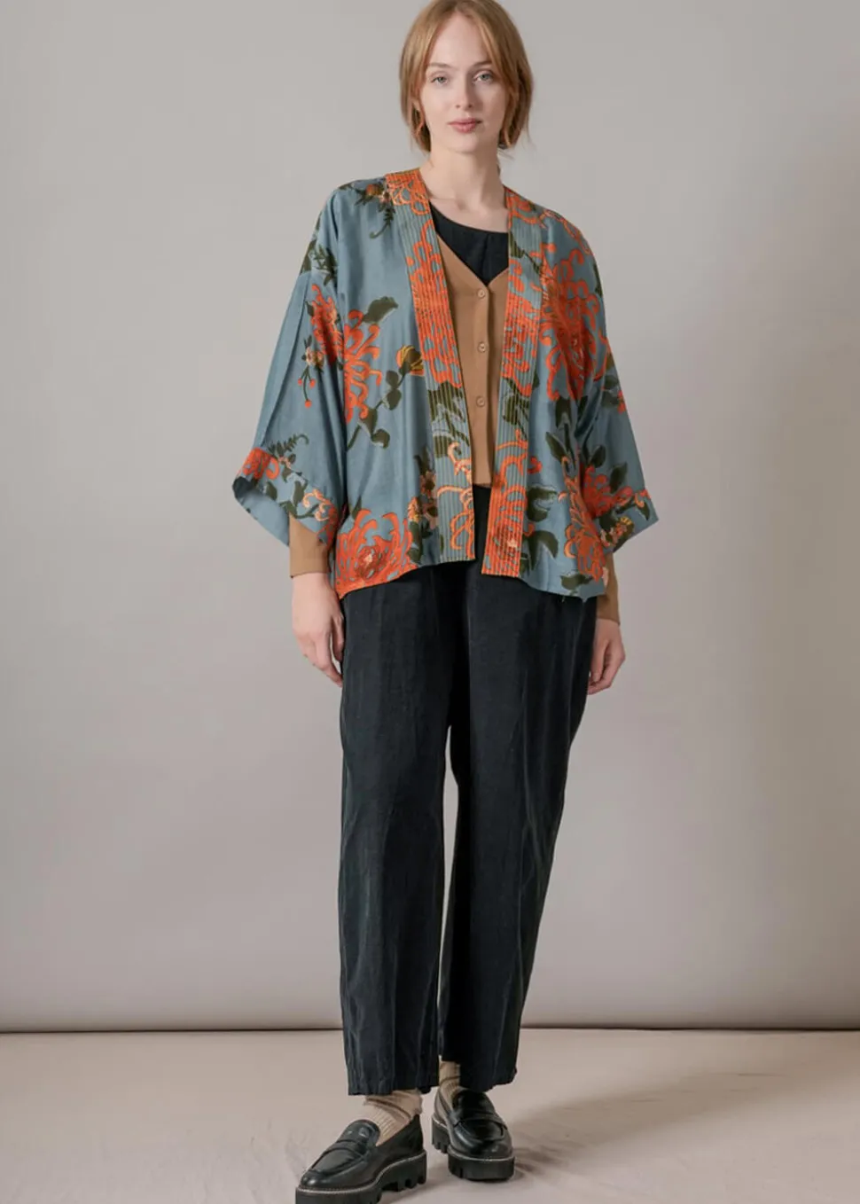 one_hundred_stars_chrysan_1-5.webp One Hundred Stars Chrysanthemum Short Kimono Grey