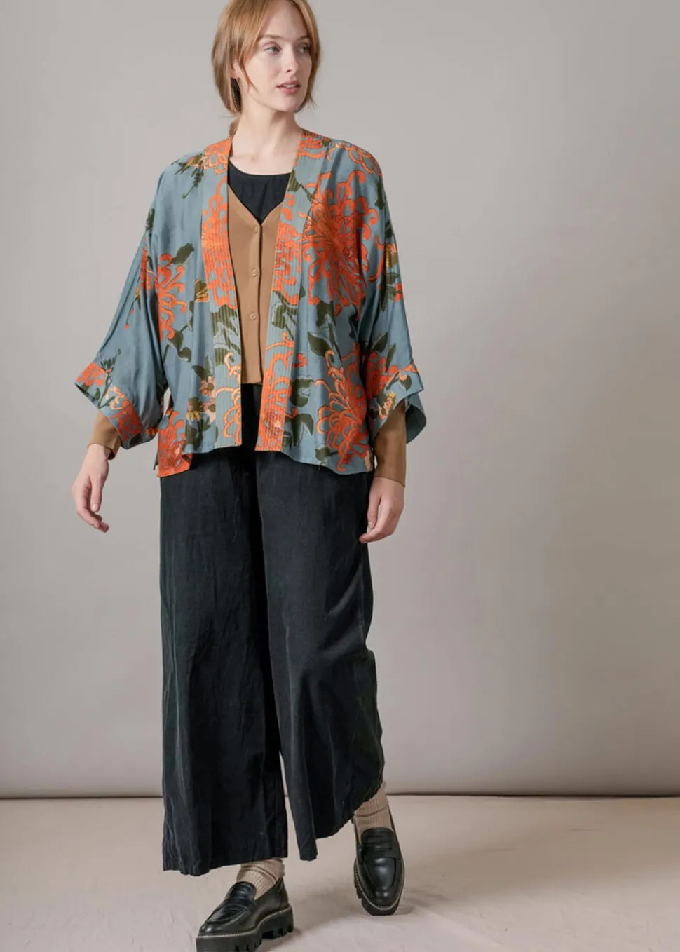 one_hundred_stars_chrysan_2-5.webp One Hundred Stars Chrysanthemum Short Kimono Grey