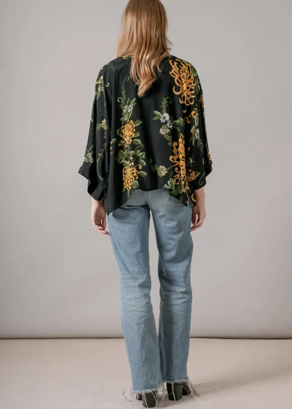 One Hundred Stars Chrysanthemum Crepe Short Kimono Black