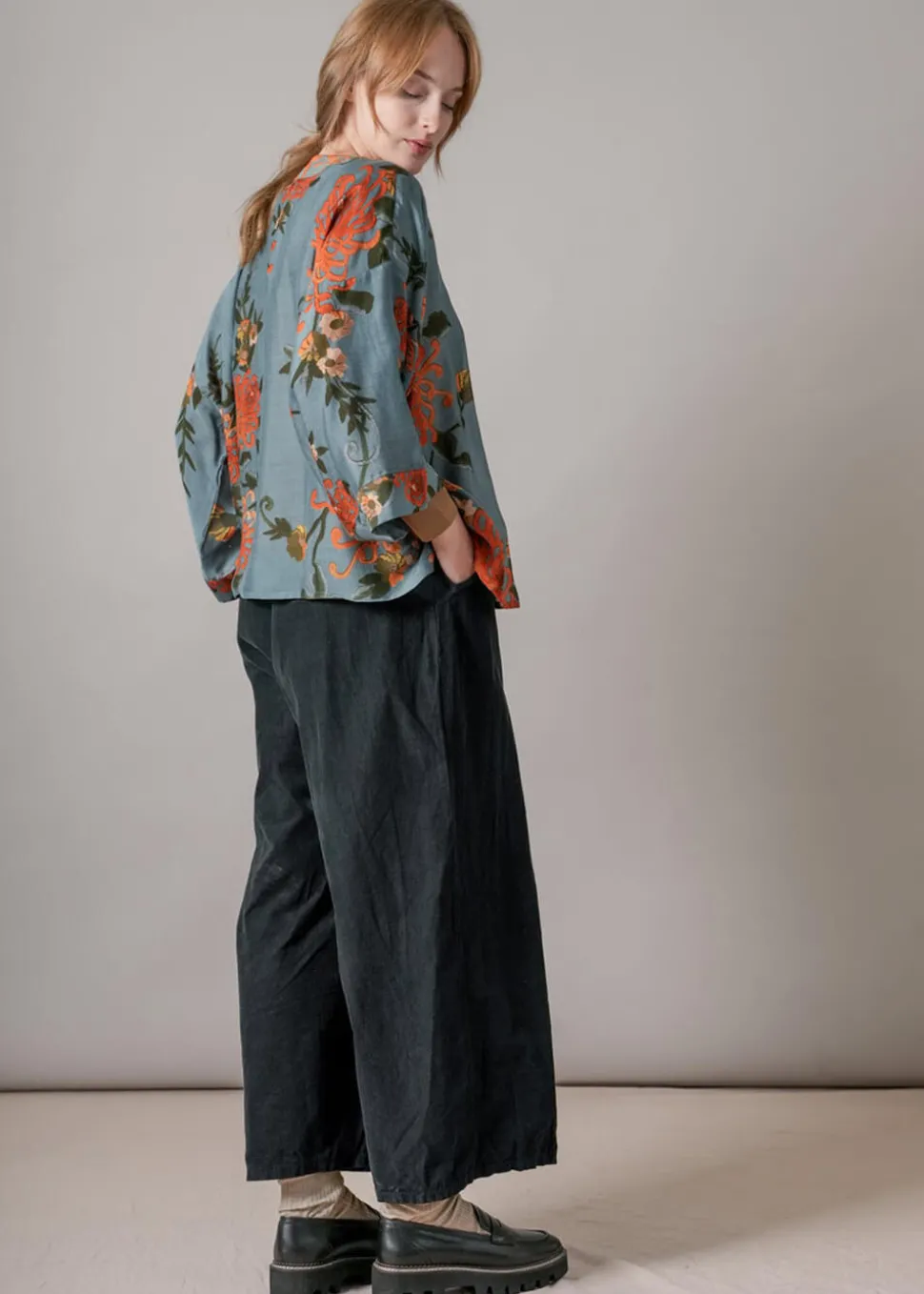 one_hundred_stars_chrysan_3-4.webp One Hundred Stars Chrysanthemum Short Kimono Grey
