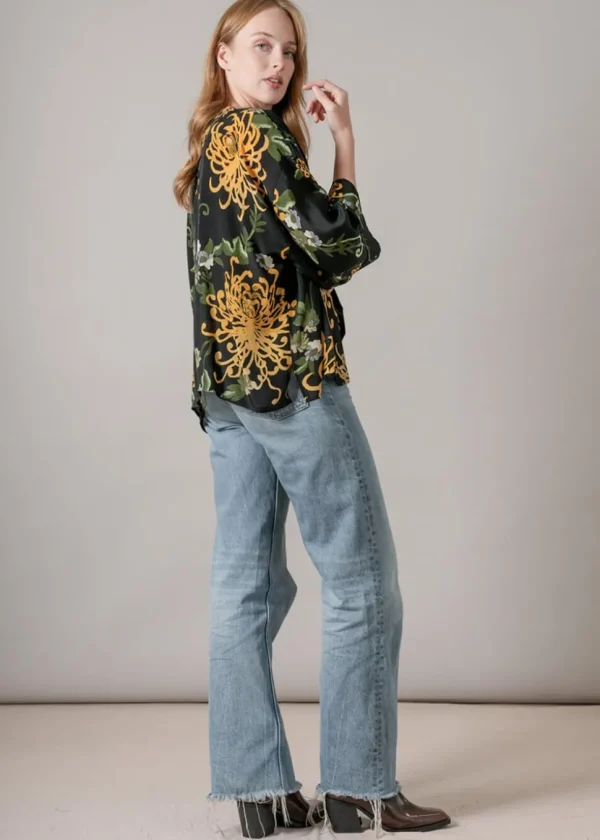 One Hundred Stars Chrysanthemum Crepe Short Kimono Black